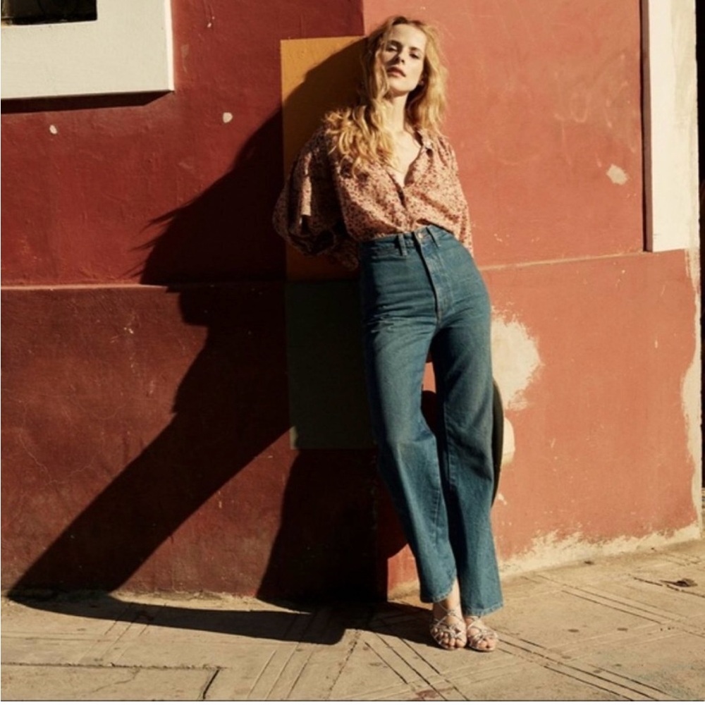 High-Waisted Blue Flare Jeans - Picture 3 of 5